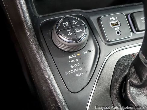 Used 2020 Jeep Cherokee Trailhawk w/ Cold Weather Group AWD/4WD image 17
