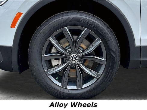Used 2023 Volkswagen Tiguan SE AWD/4WD image 34