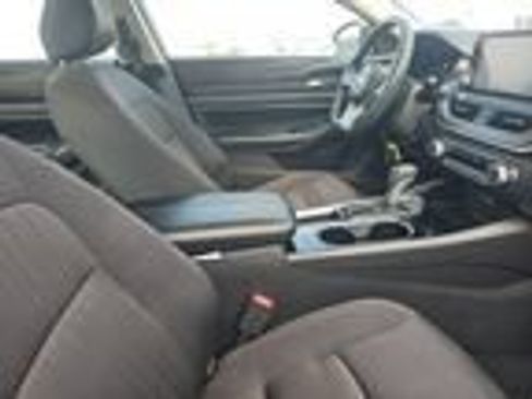 Used 2024 Nissan Altima 2.5 SV FWD image 5