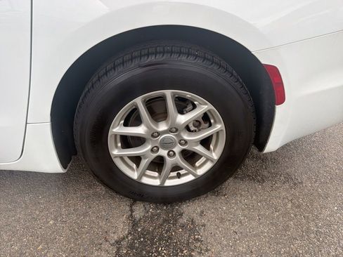 Used 2024 Chrysler Pacifica Touring-L image 10