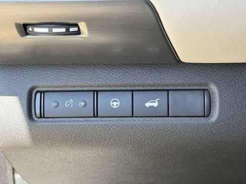 Used 2025 Nissan Pathfinder SL AWD/4WD image 23