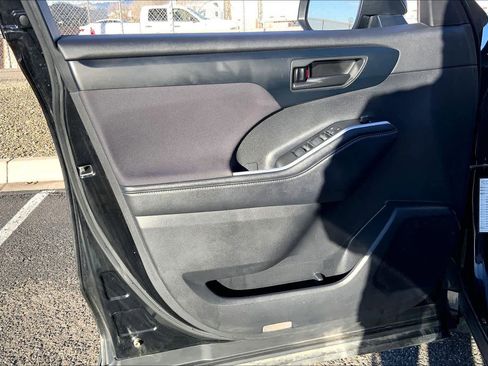 Used 2024 Toyota Highlander LE image 18