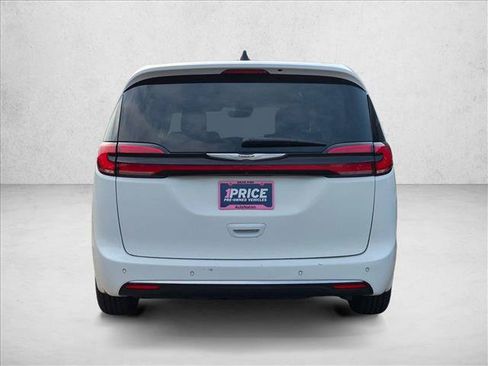 Used 2023 Chrysler Pacifica Touring-L FWD image 6