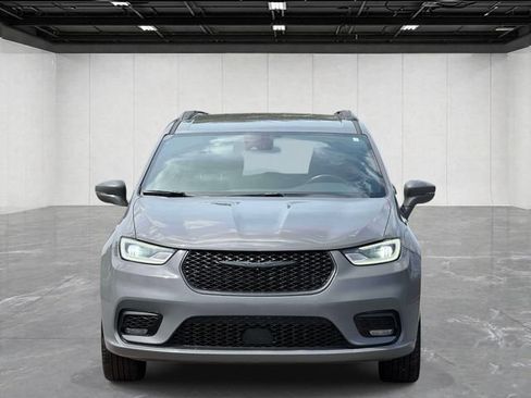 Used 2022 Chrysler Pacifica Touring-L w/ S Appearance Package AWD/4WD image 2