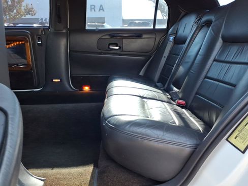 Used 1999 Lincoln Town Car Executive RWD image 15