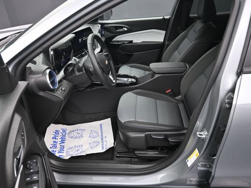 Used 2025 Chevrolet Trax LT w/ Sunroof Package image 21