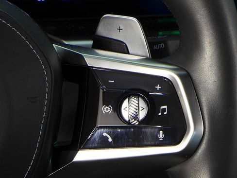 Used 2023 BMW 740i w/ Parking Assistance Package image 28