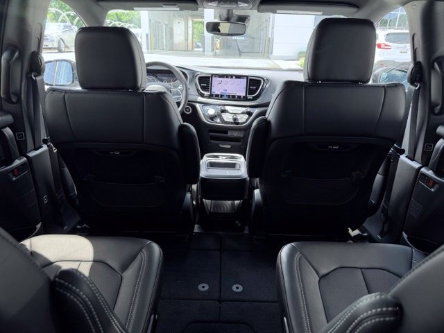 New 2027 Chrysler Pacifica Select FWD image 24