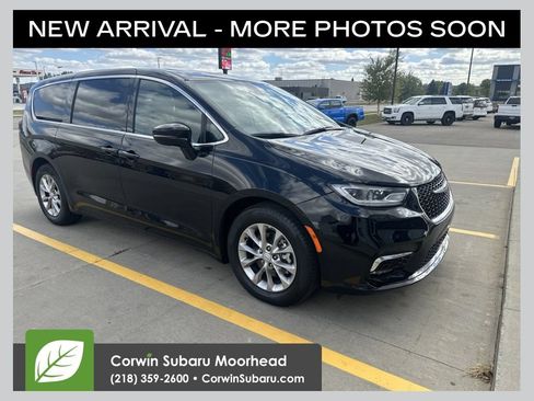 Used 2026 Chrysler Pacifica Limited FWD image 1