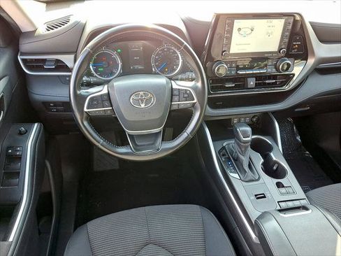 Used 2022 Toyota Highlander LE image 12
