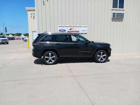 Used 2023 Jeep Grand Cherokee Limited AWD/4WD image 1
