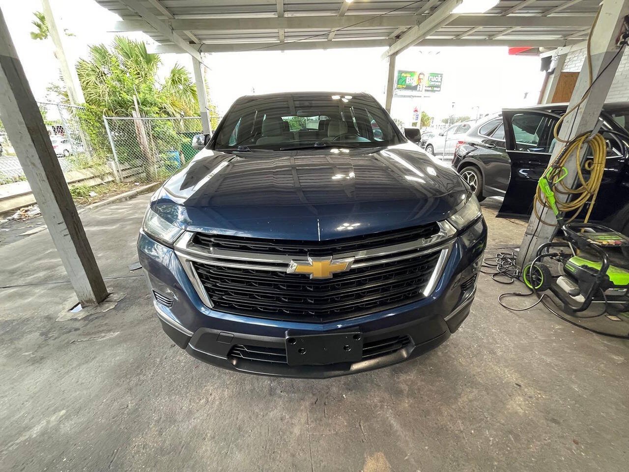 Used 2022 Chevrolet Traverse LS FWD image 1