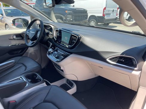 Used 2024 Chrysler Pacifica Touring-L FWD image 19