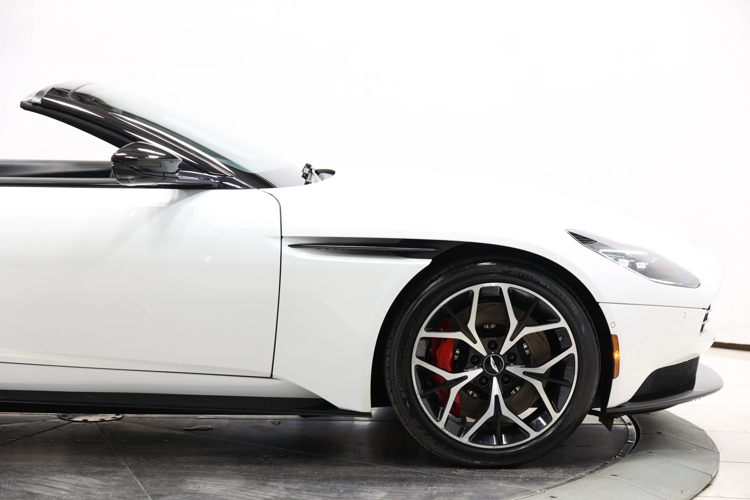 Used 2019 Aston Martin DB11 Volante RWD image 75
