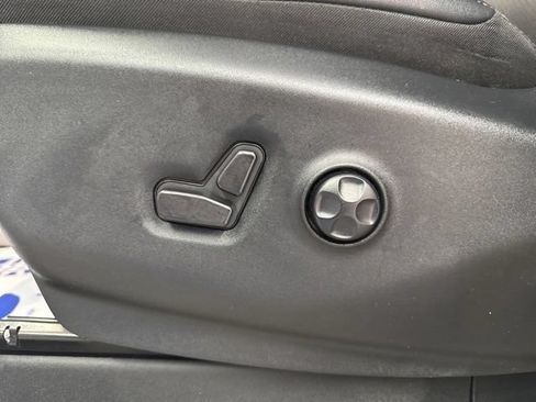 Used 2024 Chrysler Pacifica Touring-L FWD image 27