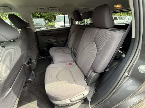 Used 2020 Toyota Highlander LE FWD image 12