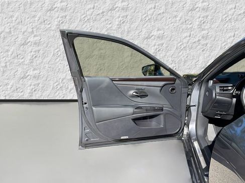 Used 2019 Lexus ES 300h w/ Premium Package image 19