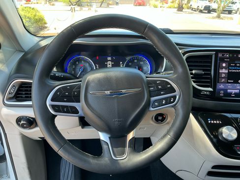 Used 2023 Chrysler Pacifica Touring-L FWD image 9