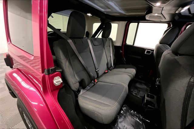 Used 2024 Jeep Wrangler Unlimited Sahara w/ Technology Group AWD/4WD image 24