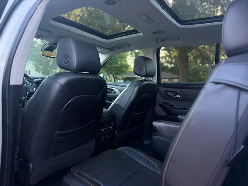 Used 2021 Chevrolet Traverse LT w/ LT Premium Package FWD image 12