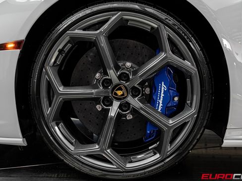 Used 2023 Lamborghini Huracan EVO image 21
