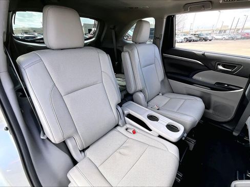 Used 2019 Toyota Highlander Limited Platinum image 18