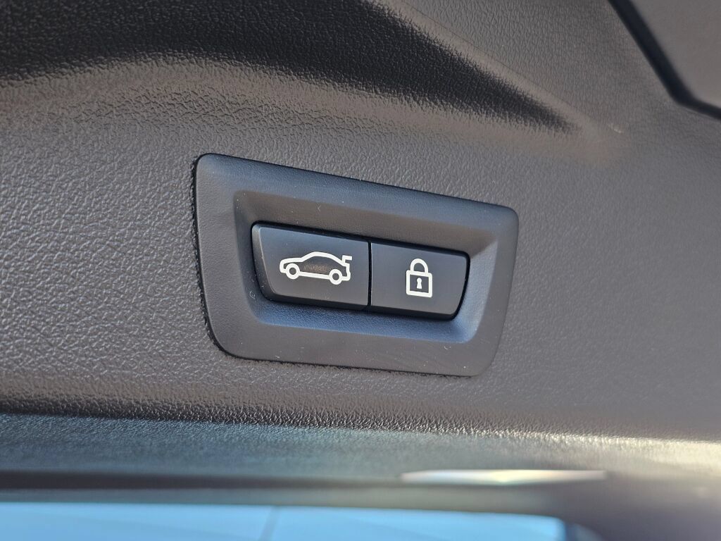 Used 2022 BMW X5 M AWD/4WD image 17