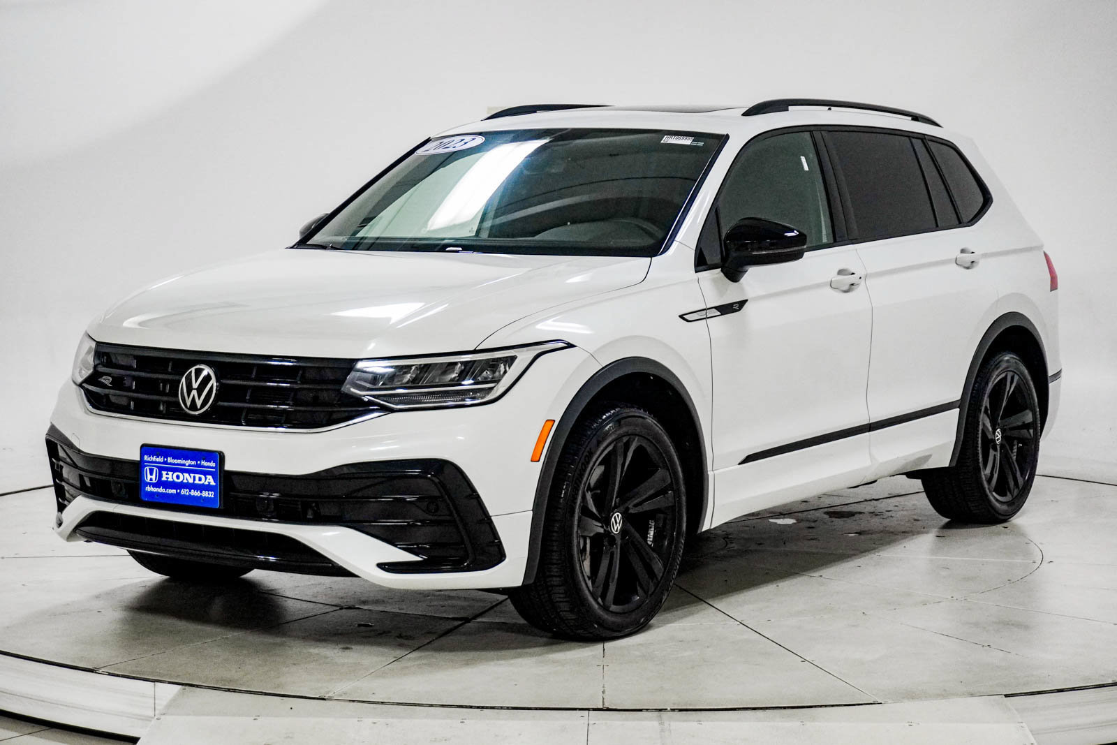 Used 2023 Volkswagen Tiguan SE R-Line FWD image 2