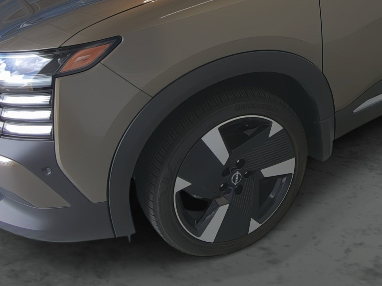Used 2025 Nissan Kicks SR w/ SR Premium Package FWD image 7
