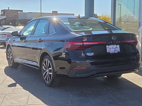 Used 2025 Volkswagen Jetta SE image 4