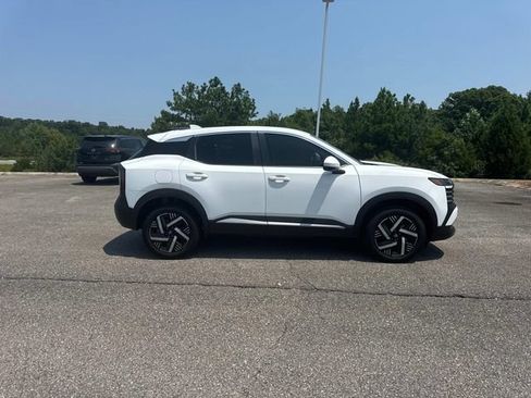 Used 2025 Nissan Kicks SV FWD image 3
