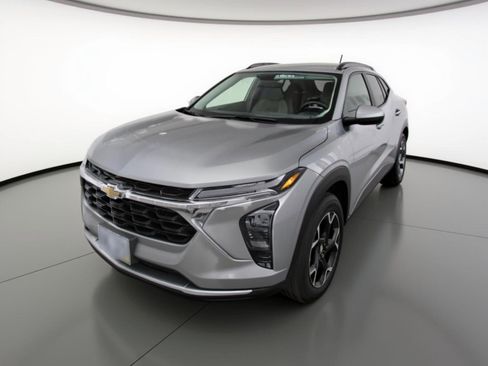 Used 2025 Chevrolet Trax LT FWD image 3