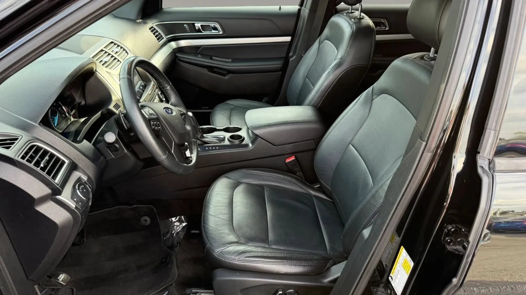 Used 2017 Ford Explorer XLT w/ Equipment Group 202A FWD image 15