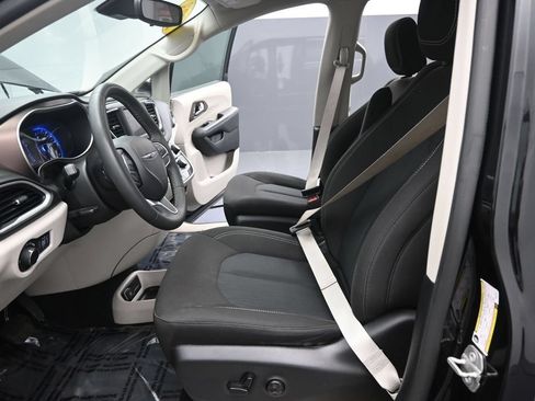 Used 2023 Chrysler Voyager LX FWD image 15