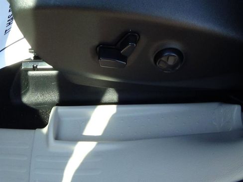 Used 2023 Chrysler Voyager LX image 17