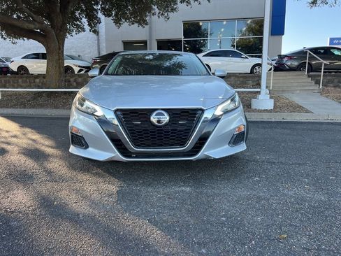 Used 2021 Nissan Altima 2.5 SV image 2