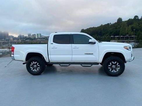 Used 2018 Toyota Tacoma SR5 RWD image 2