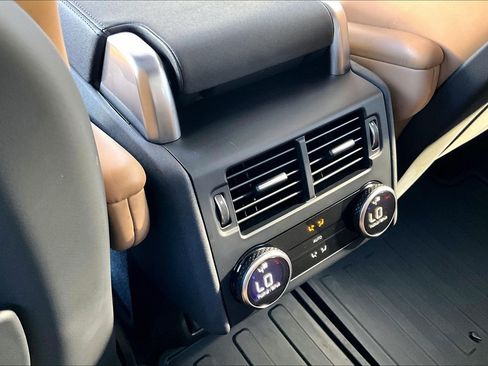 Used 2025 Land Rover Discovery Dynamic SE image 34