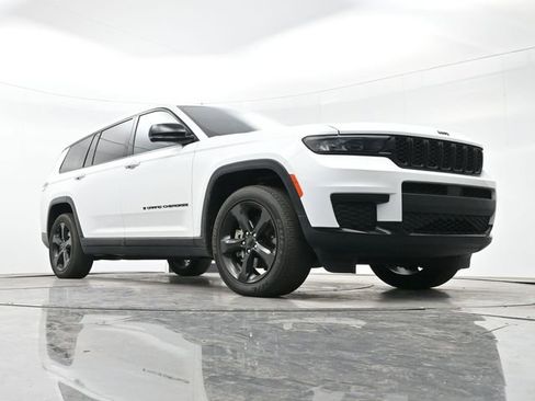 Used 2023 Jeep Grand Cherokee L Laredo image 9