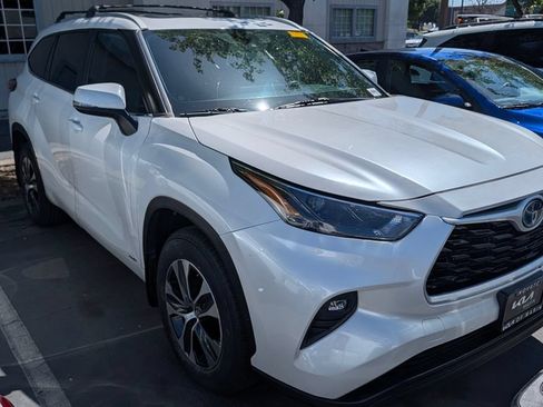 Used 2023 Toyota Highlander XLE AWD/4WD image 5