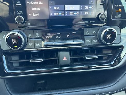 Used 2021 Toyota Highlander XLE image 18