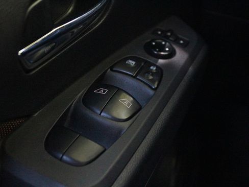 Used 2023 Nissan Kicks SR FWD image 9