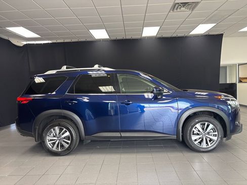 Used 2024 Nissan Pathfinder SL image 2
