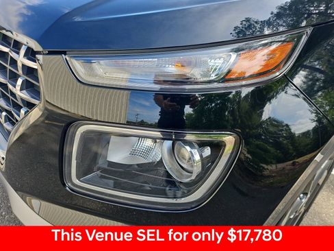 Used 2022 Hyundai Venue SEL FWD image 13