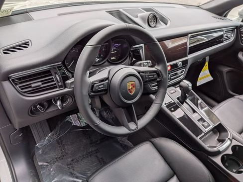 Certified 2026 Porsche Macan AWD/4WD image 4