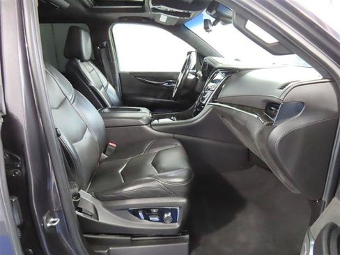 Used 2018 Cadillac Escalade ESV Platinum AWD/4WD image 46