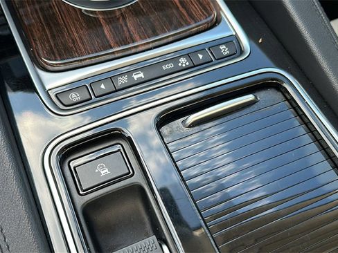 Used 2020 Jaguar F-PACE Prestige image 19