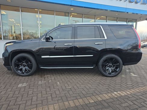 Used 2018 Cadillac Escalade Luxury image 2