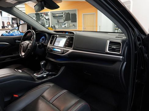 Used 2019 Toyota Highlander SE image 33