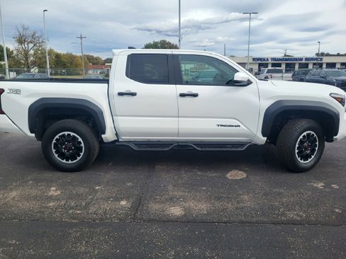 Used 2025 Toyota Tacoma TRD Off-Road image 24